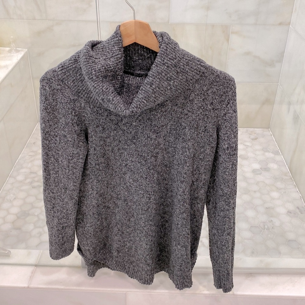 Tahari size XS, soft, gray turtleneck